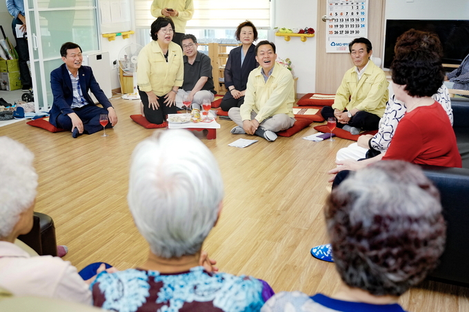 지난 6월28일 남수동 일원에서 찾아가는 현장시장실을 연 이재준 수원특례시장이 어르신들과 대화를 나누고 있다.