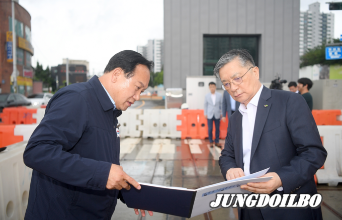 이권재 오산시장은 4일 오후 이한준 한국토지주택공사(LH) 사장을 오산시로 초청, 지역 현안을 논의하고 있다.