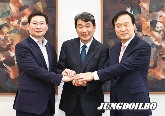 이상일 시장과 임태희 교육감은 5일 용인대학교를 방문한 이주호 사회부총리 겸 교육부장관에게 용인 반도체마이스터고 신설 필요성을 강조하며 교육부의 관심과 지원을 요청했다.