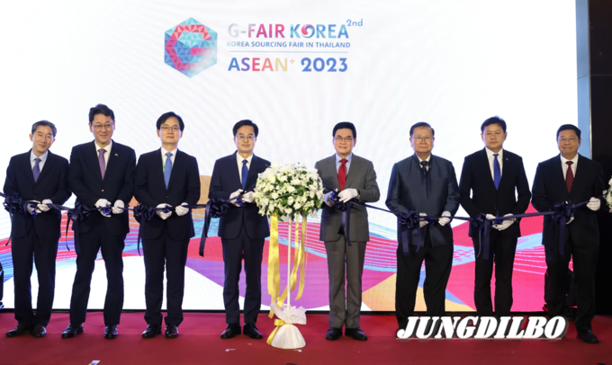 현지시간 6일 오전 인도를 방문한 김동연 경기도지사가 2023 G-Fair 아세안+ 개막식에 참석해 쭈린 락사나위싯 부총리 겸 상무부 장관 및 내빈들과 테이프 커팅을 하고 있다.