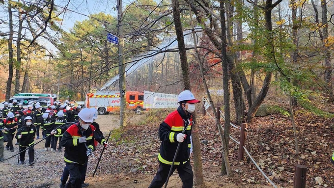 가을철 산불 진화 모의 훈련을 하는 모습