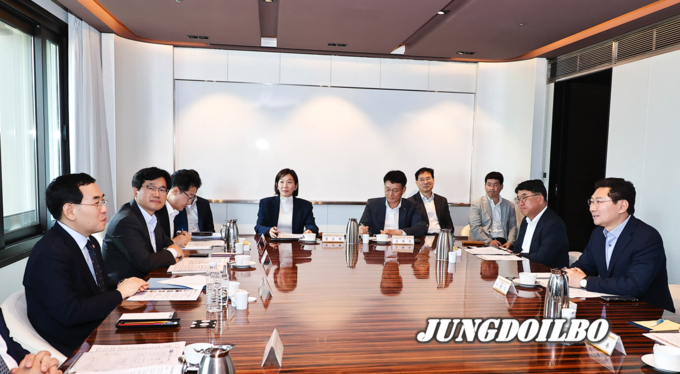  이상일 용인특례시장(오른쪽)이 7일 반도체 클러스터 전력공급 대책회의에서 이창양 산업자원부 장관(왼쪽)과 이야기를 나누고 있다