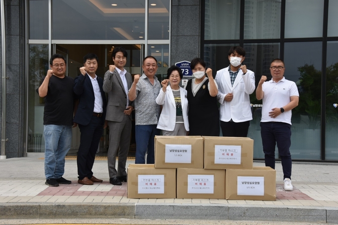 지난 6일 ㈜에스에이치티 임직원과 퍼스트 힐 남양성심요양원 관계자가 기부 받은 마스크 앞에서 "건강한 화성시"를 기원하며 사진을 찍고 있다. 