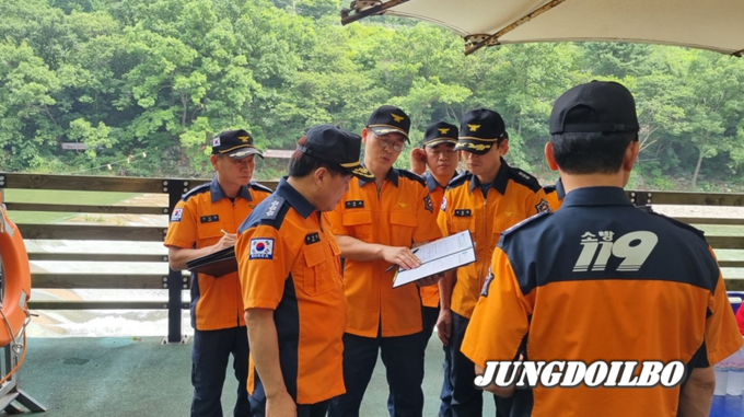 시민수상구조대 방문한 조선호 본부장