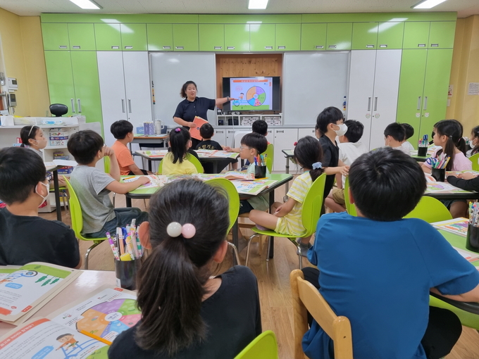 수원동신초등학교에서 학생들이 교육을 받고 있다.
