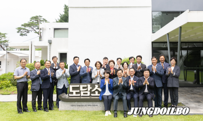 12일 도담소에서 열린 경기도의회 경제노동위원회 오찬 간담회에서 김동연 경기도지사, 김완규 경제노동위원회 위원장 등 관계자들이 기념촬영을 하고 있다
