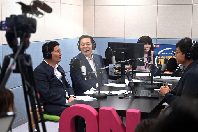이재준 수원시장(왼쪽 2번째)과 김기정 수원시의회 의장(왼쪽 1번째)가 개국방송에 출연해 인터뷰하고 있다.