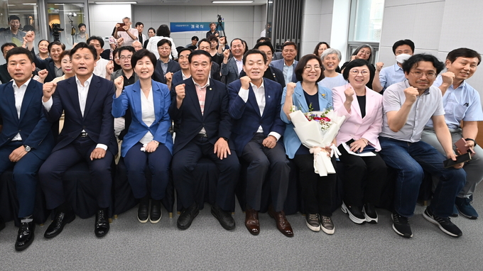 이재준 시장(오른쪽 4번째부터), 이재식 수원시의회 부의장, 백혜련 의원, 김영진 의원 등이 개국식에 함께하고 있다.