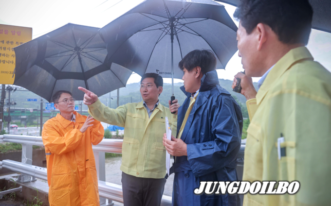 이상일 용인특례시장이 13일 오후 수지구 동천동 고기교를 찾아 집중호우 대비 태세를 점검했다.