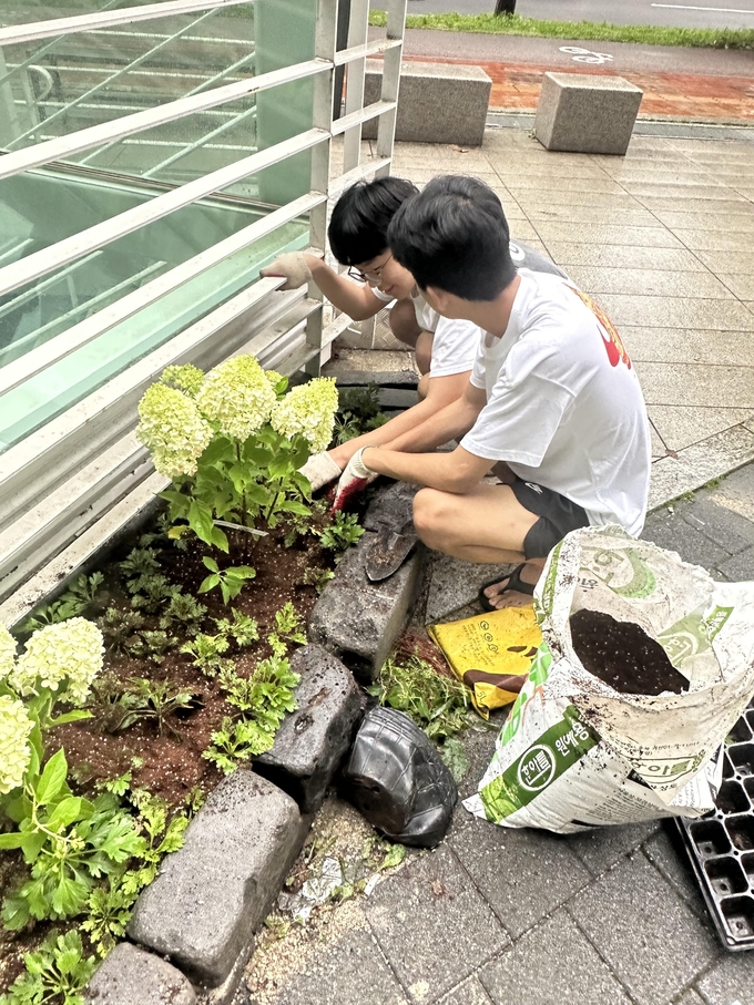 박민준·박이안 형제가 손바닥정원을 만들고 있다.