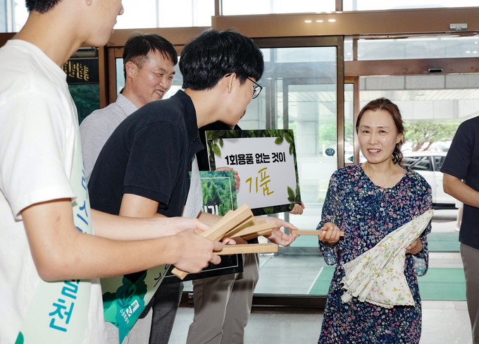 수원시가 탈 플라스틱 캠페인을 펼치고 있다.