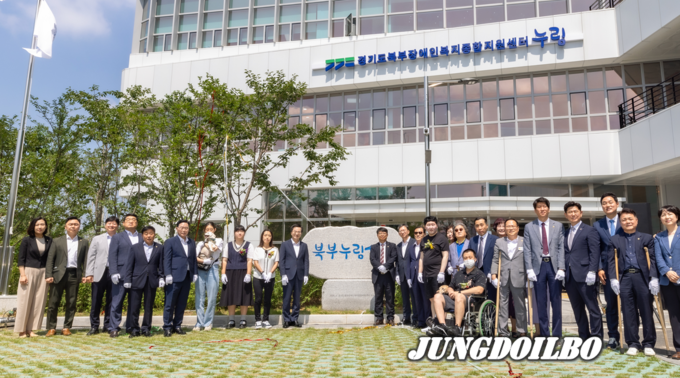 김동연 경기도지사가 19일 양주시 고삼로43번길 북부 누림센터에서 열린 개관식에 참석해 기념촬영을 하고 있다.
