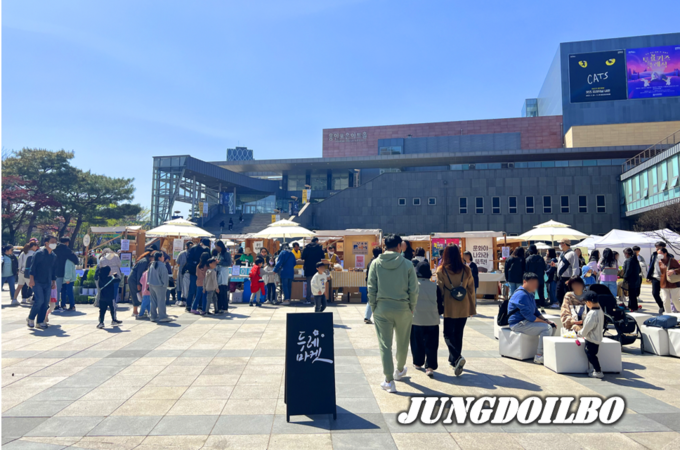 지난 4월 용인포은아트홀에서 열렸던 두레마켓의 모습