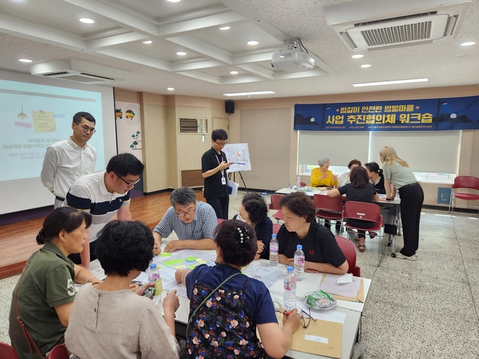수원시가 ‘사업추진협의체’ 워크숍을 열고 있다.