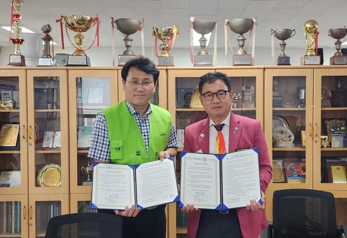  서수원로타리클럽 구명서 회장이 지난 18일 클럽사무실에서 예성 나눔의집 관계자를 만나 업무협약을 맺었다.