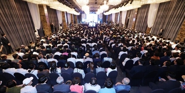 유영주 신천지 서울야고보 지파장의 ‘새언약 계시록 실상 공개’에 대한 강의를 듣고 있는 참석자들. 이날 오후 3시 서울과 전국 대도시 12곳에서 동시에 ‘신천지 12지파 말씀대성회’가 열렸다.