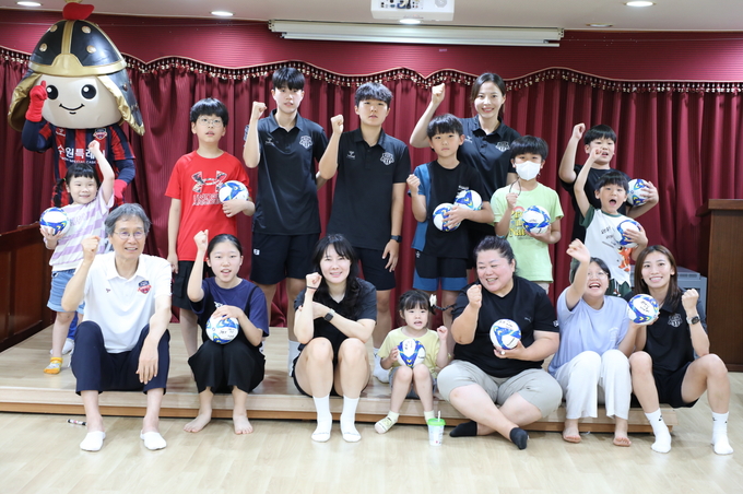 수원시자원봉사센터와 수원FC위민이 지난 21일 오후 아동복지시설 ‘꿈을 키우는 집’을 찾아 축구 재능교실을 마친 뒤 어린이들과 기념 촬영을 하고 있다.