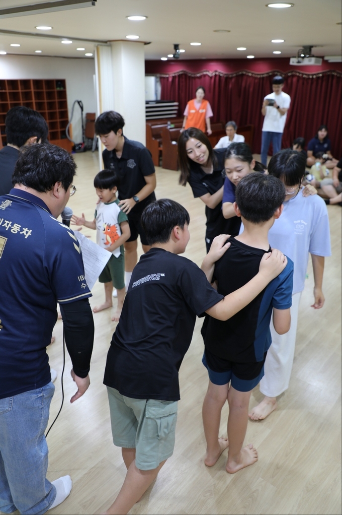 꿈을 키우는 ‘집’ 어린이들과 수원FC위민 선수들이 어린이들과 함께 게임을 하고 있다.
