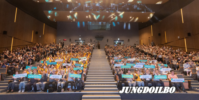 김동연 경기도지사가 25일 경기도청 대강당에서 베이비부머 프런티어로 선정된들이 참석한 가운데 ‘2023년 경기도 베이비부머 프런티어’ 발대식 행사에 참석해 함께 하고 있다.