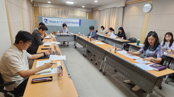 사례결정위원회 위원들이 아동 보호조치 사항을 심의하고 있다.