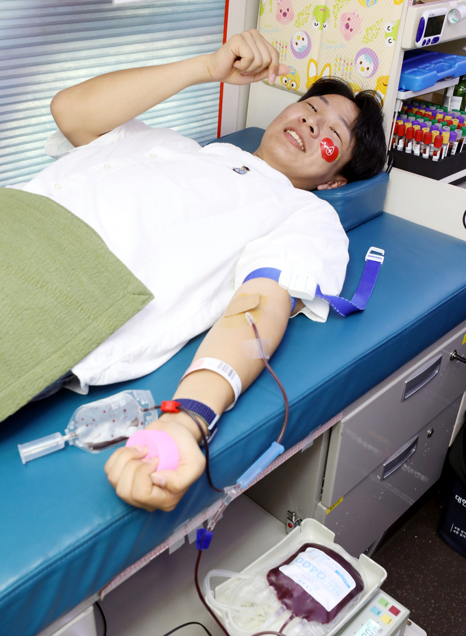 지난 21일 정부과천청사역 인근 공터의 헌혈차량에서 위아원 청년봉사단이 헌혈을 하고 있다. 