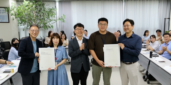 더함파크 제1강의실에서 '수원시 공무원 협업연구 결과보고서 전달식'을 가진 후, 김성진 수원시정연구원장(가운데), 수원시 공무원 협업연구자, 협업연구 멘토단이 함께 하고 있다