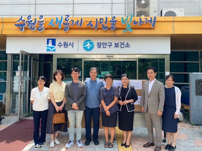 후원물품 전달식 후 참석자들이 함께하고 있다.