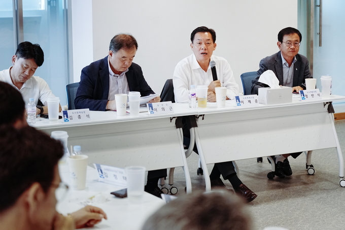 이재준 수원특례시장이 수원시 기업유치위원회 제2회 정기회의에서 발언하고 있다.