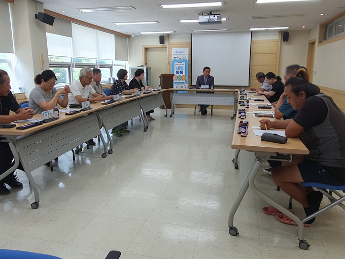 수원시 농업기술센터가 농업인 단체와 간담회를 열고 있다.
