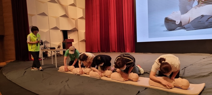 새빛지킴이 사내강사가 새빛안전지킴이 교육을 진행하는 모습