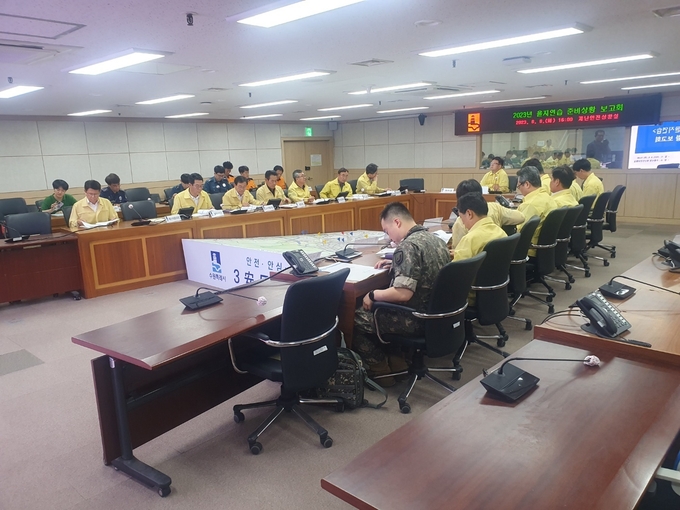 2023년 을지연습 준비상황 보고회 참석자들이 논의하고 있다