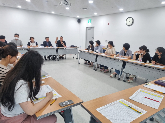 수원시 학교급식 수산물 공급가격 협의회에서 관계자가 발언을 하고 있다.
