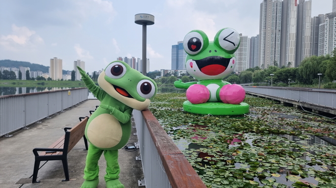 광교호수공원에 설치된 수원이 조형물.