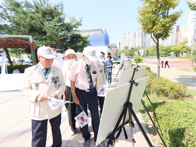 행사장을 돌아보는 5.25 참전 용사들.
