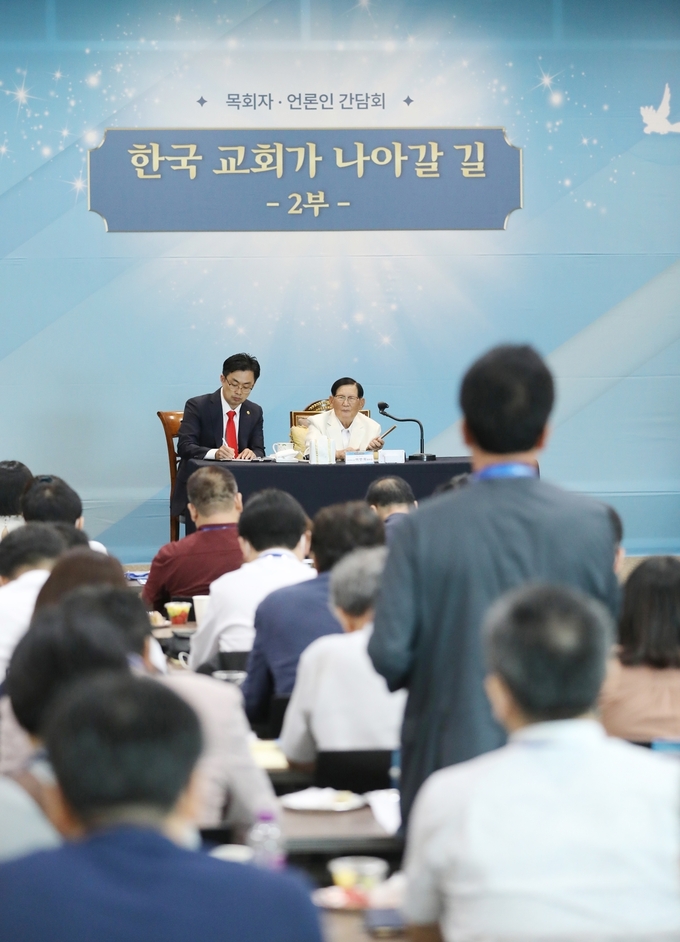 간담회에 참석한 한 언론인이 이만희 총회장에게 질의하는 모습,