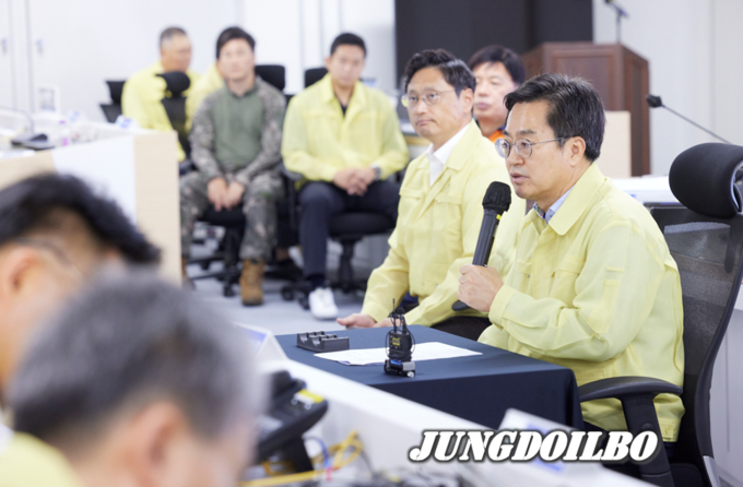 21일 오전 경기도청 전시종합상황실에서 열린 2023년 을지연습 최초 상황보고 회의에서 김동연 경기도지사가 당부말을 하고 있다. 