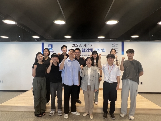 제1기 수원시 대학 협의체 간담회 참석자들이 단체사진을 촬영하고 있다.