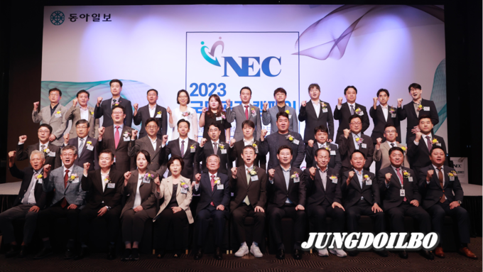 용인특례시는 24일 2023 국민 공감 캠페인 에서 지역혁신경영 부문 대상을 받았다. 사진은 수상자들과 함께 기념촬영을 하고 있는 이상일 용인특례시장의 모습(맨 앞줄 우측에서 다섯 번째)