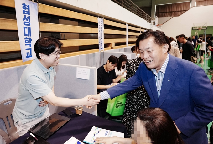이재준 수원시장이 2024학년도 수시전형 대학입시박람회장을 둘러보고 있다.