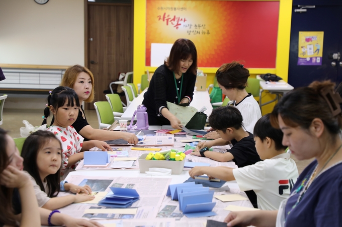 다문화 가족들이 강사들의 설명에 따라 ‘한지 북아트’ 만들기에 열중하고 있다.