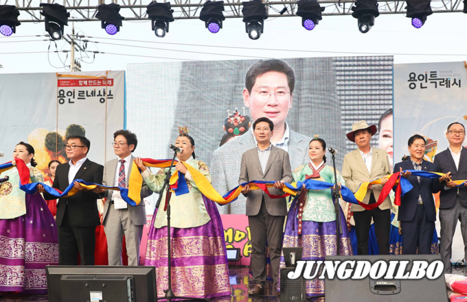 이상일 용인특례시장이 제9회 백암 백중문화제 개막식에서 비나리에 동참해 용인시의 풍년을 축원하고 있다.