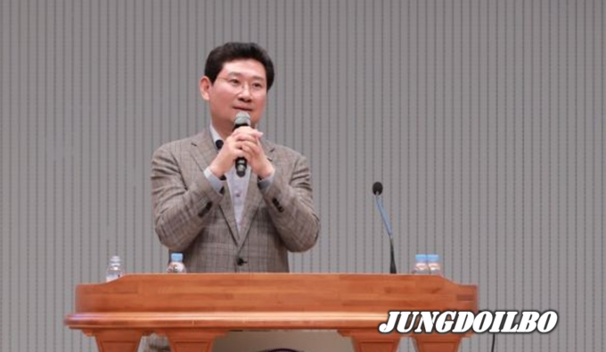 이상일 용인특례시장이 27일 총신대학교에서 열린 용인기독교총연합회 기도대성회에 참석해 축사를 하고 있다