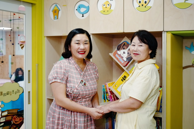 2023 상반기 수원시 최고의 미담 주인공 시립광교2동어린이집 이종금 원장(왼쪽)과 칭찬글 작성자 김수련씨가 함께 웃고 있다.