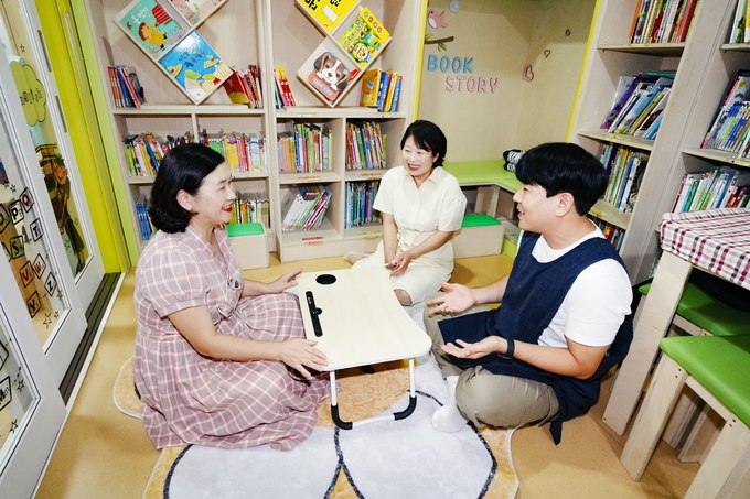 시립광교2동어린이집에서 이종금 원장과 교사, 학부모가 담소를 나누고 있다.