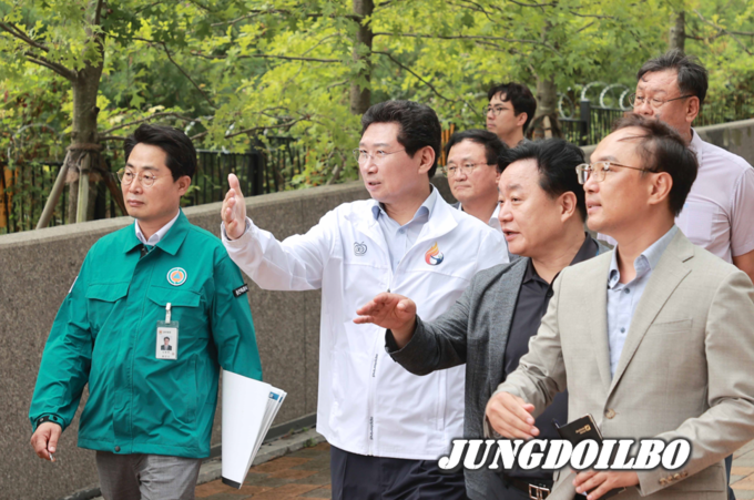이상일 용인특례시장이 29일 삼가2지구 민간임대주택 현장을 찾아 관계자들과 아파트 단지 내부를 점검하고 있다