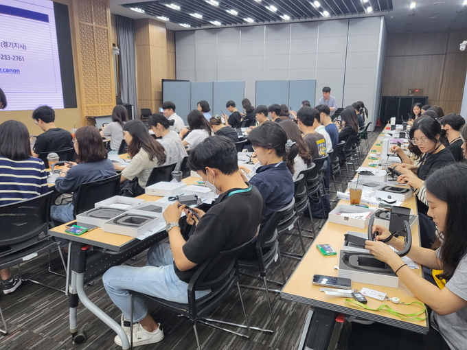 수원시가 민원 담당 공무원을 대상으로 휴대용 영상기록장비 사용방법을 교육하고 있다.