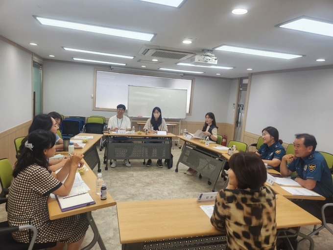 매탄지구대, 수원시 중독통합관리센터, 광교종합사회복지관 등 유관기관 담당자들과 ‘제1차 매탄1동 통합사례회의’ 개최하고 있다