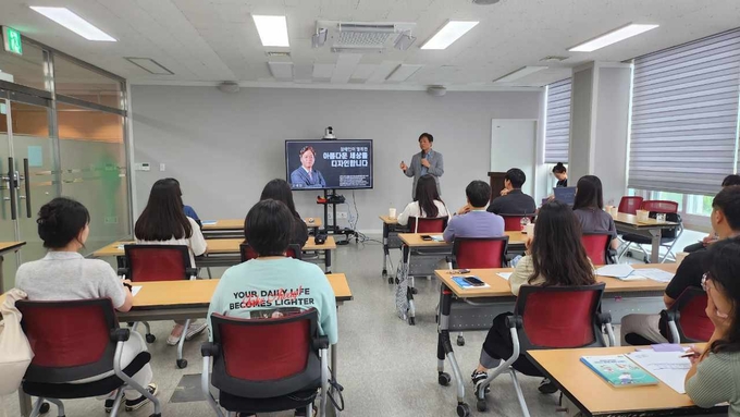 수원시가 장애인 업무 담당자들을 대상으로 업무연찬을 하고 있다.