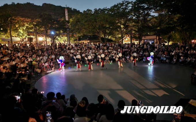 용인특례시의 용인 여름빛 야간 마실 행사가 지난 2일 한국민속촌에서 열렸다.