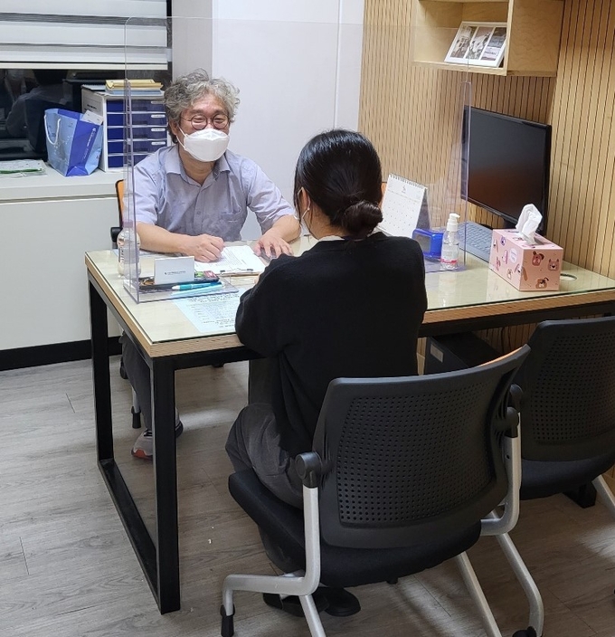  수원시 마음건강 상담실 프로그램 중 ‘톡톡열린상담실’에서 정신건강의학 전문의가 상담을 진행하고 있다.